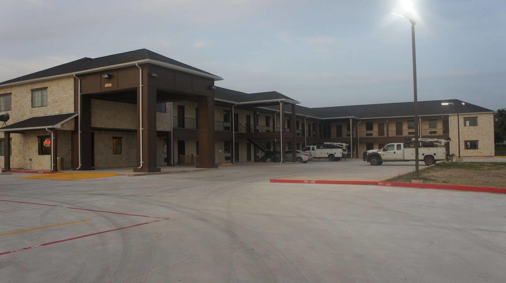 Three Rivers Lux Inn And Suites מראה חיצוני תמונה