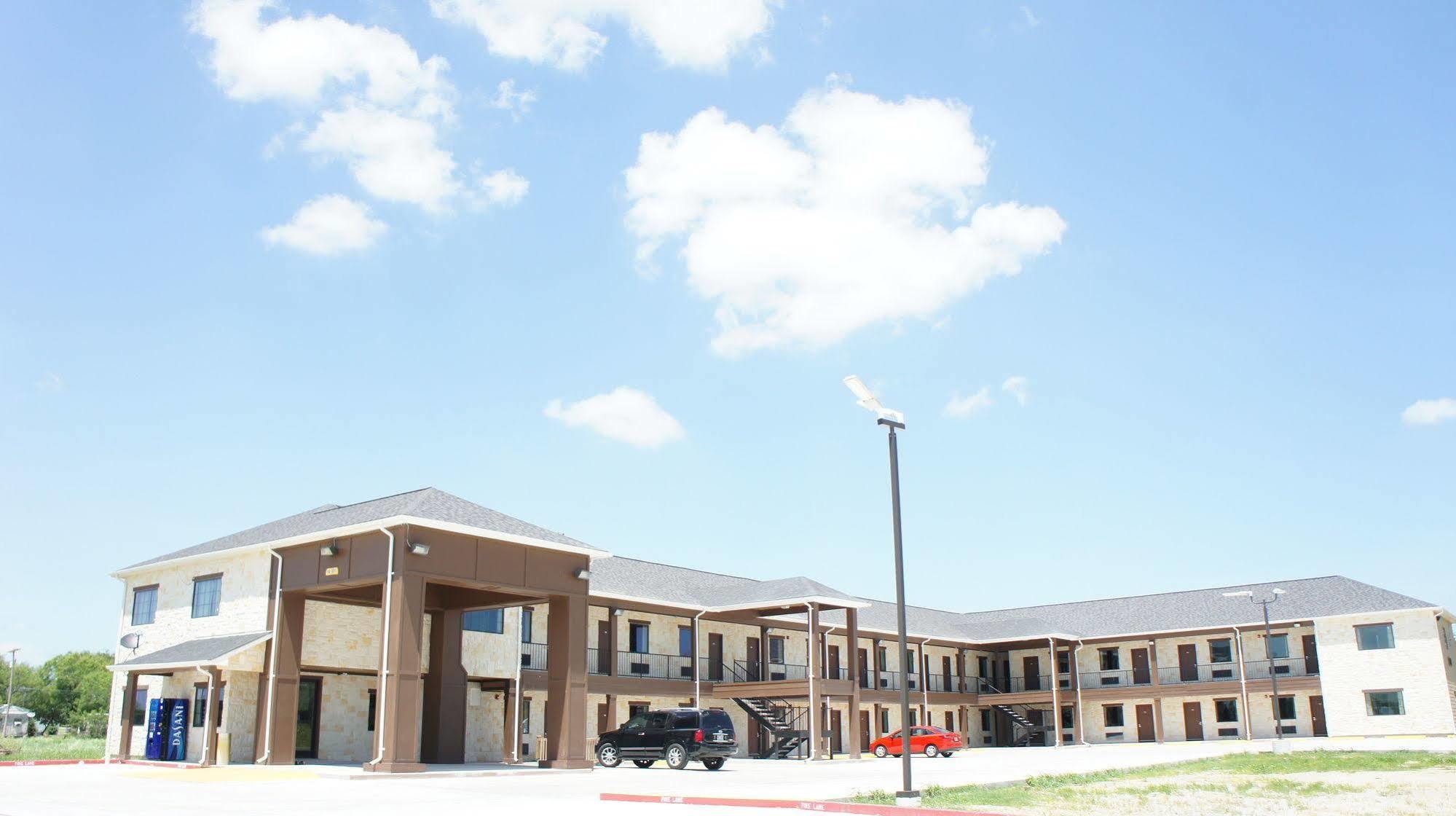 Three Rivers Lux Inn And Suites מראה חיצוני תמונה