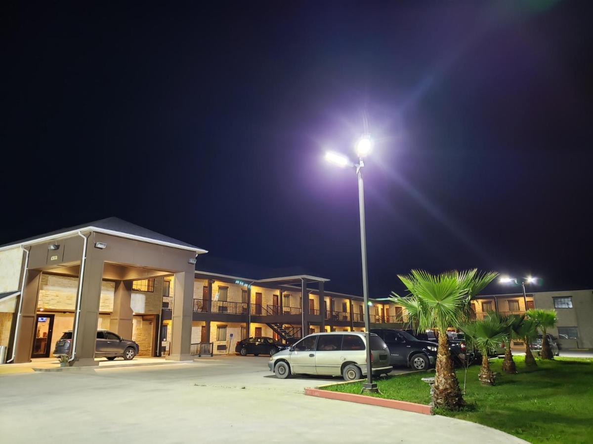 Three Rivers Lux Inn And Suites מראה חיצוני תמונה